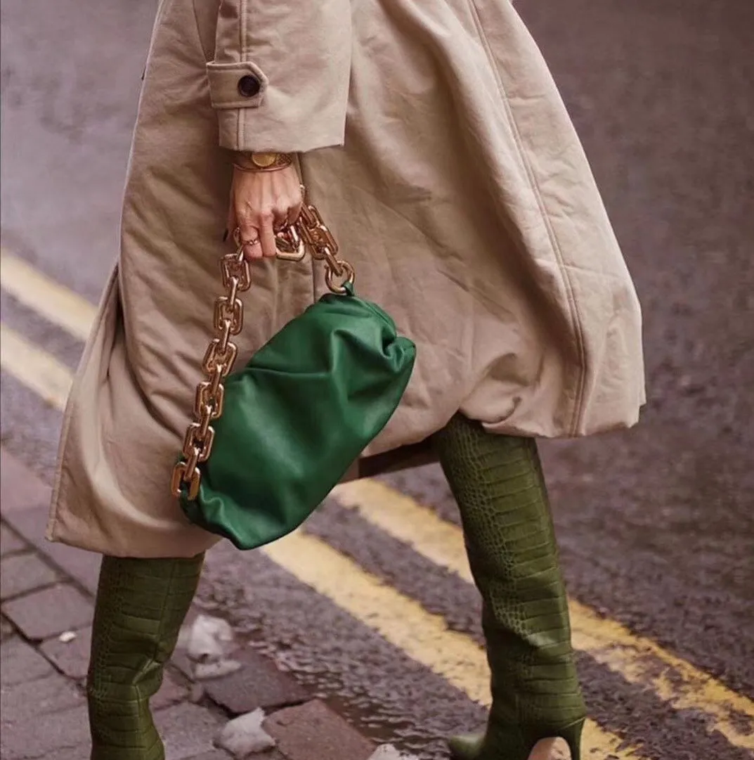 THE CHAIN ​​POUCH This season's wild green brings a retro aristocratic style